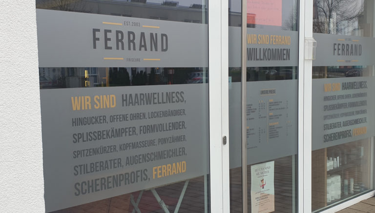 Ferrand Friseure Köln Weiden Sichtschutz Glasdekorfolie mit Beschriftung an einem Schaufenster